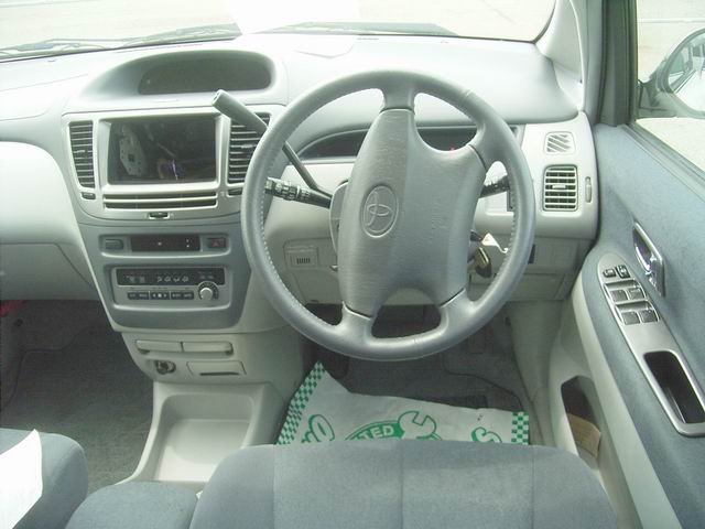 2000 Toyota Nadia Pics