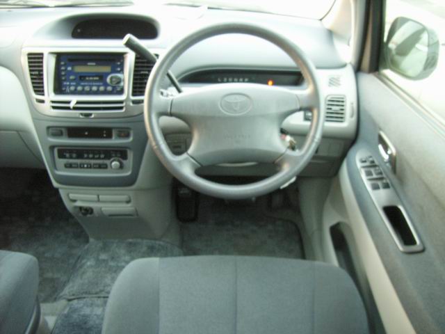 2000 Toyota Nadia Pictures