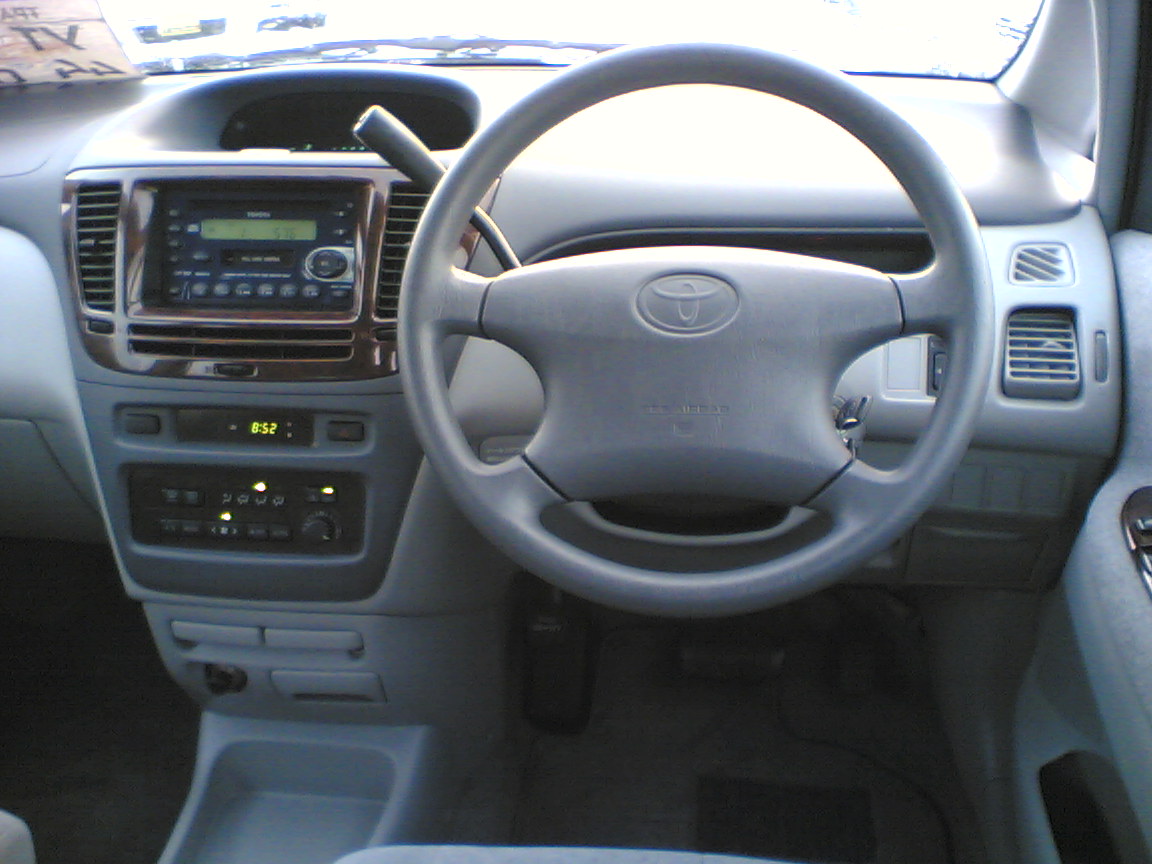 2000 Toyota Nadia Pictures