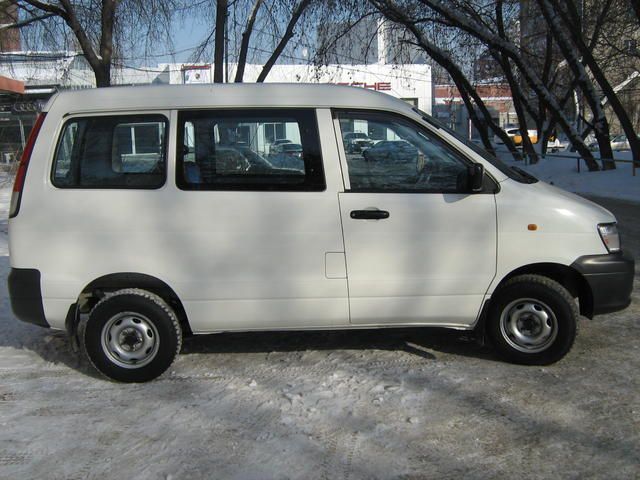 2000 Toyota Noah