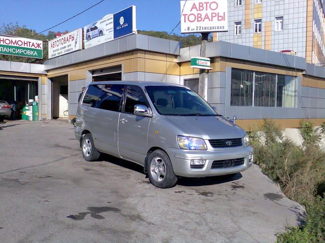 2000 Toyota Noah