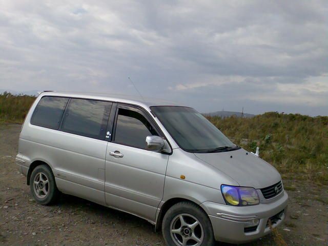 2000 Toyota Noah