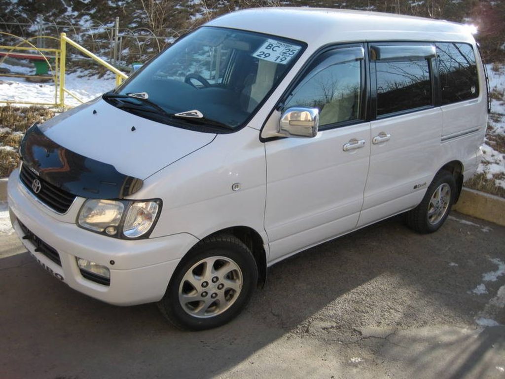 2000 Toyota Noah