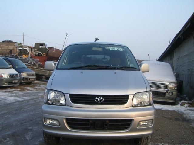 2000 Toyota Noah