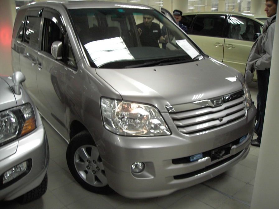 2001 Toyota Noah Pictures