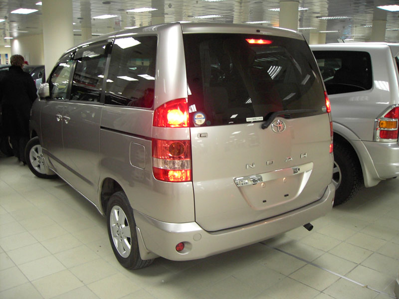 2001 Toyota Noah Photos