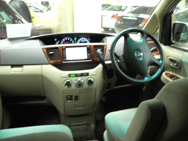 2001 Toyota Noah Pictures