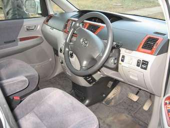 2001 Toyota Noah Pictures