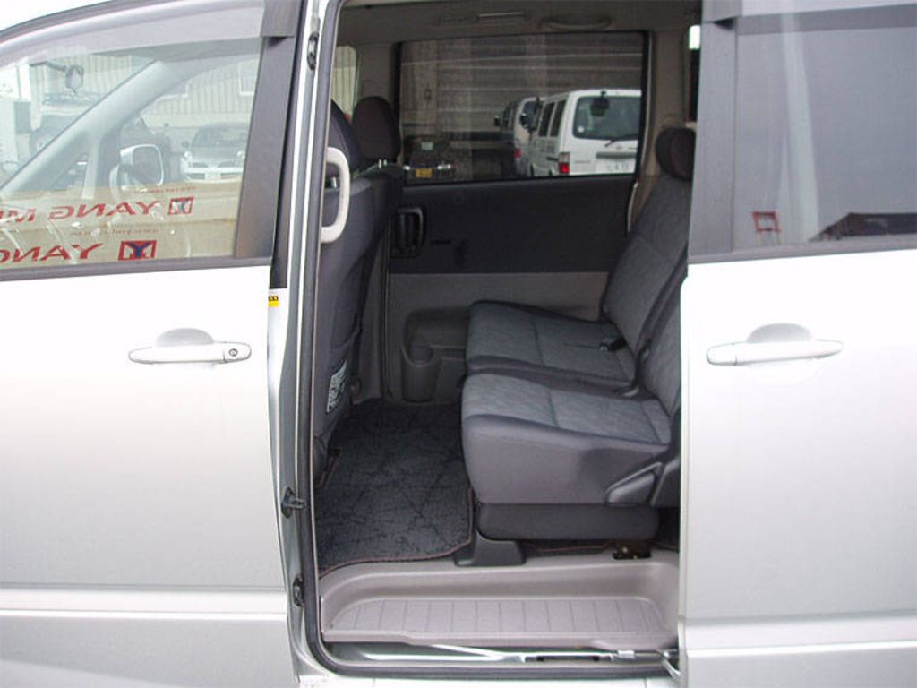 2002 Toyota Noah