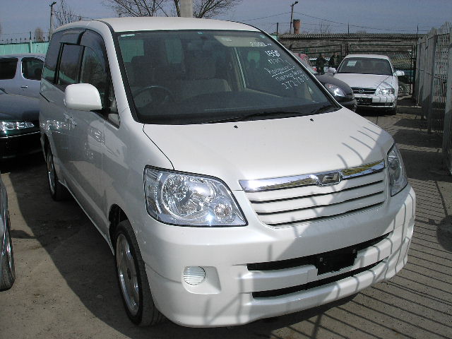 2002 Toyota Noah Images