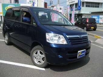 2002 Toyota Noah Photos