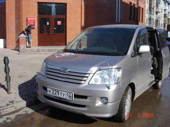 2002 Toyota Noah Photos
