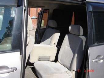 2002 Toyota Noah Photos