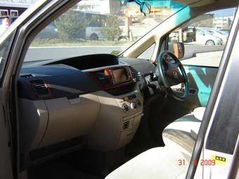 2002 Toyota Noah Pictures