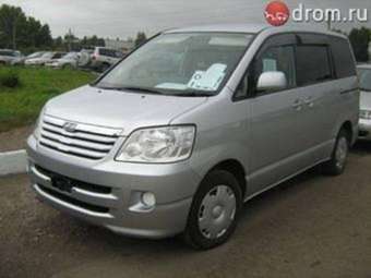 2002 Toyota Noah Images