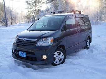 2002 Toyota Noah Photos