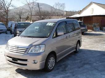 2002 Toyota Noah Pictures