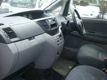 2002 Toyota Noah Pics