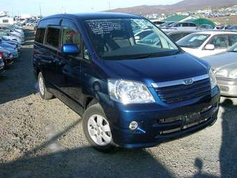 2002 Toyota Noah Pictures