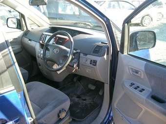 2002 Toyota Noah Pictures