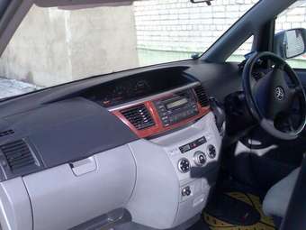 2002 Toyota Noah Pictures