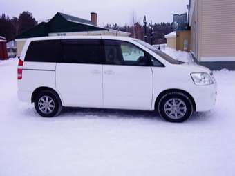 2002 Toyota Noah Images