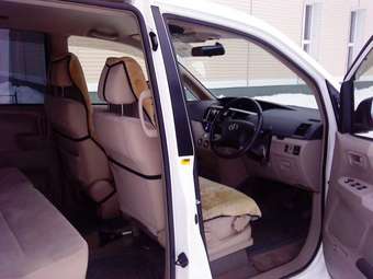 2002 Toyota Noah Photos