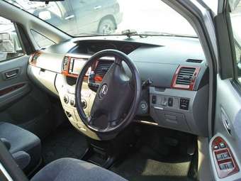 2002 Toyota Noah Photos