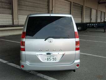 2002 Toyota Noah Photos