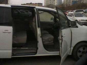 2002 Toyota Noah Photos