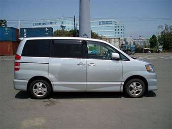 2002 Toyota Noah Photos