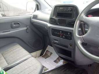 2002 Toyota Noah Photos