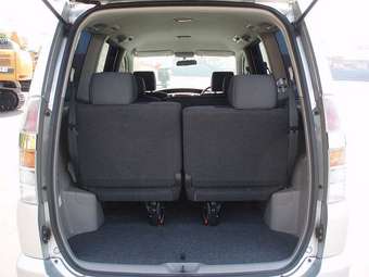 2002 Toyota Noah Pictures