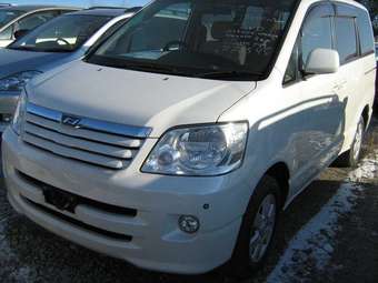 2002 Toyota Noah Photos