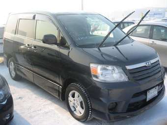 2002 Toyota Noah Photos