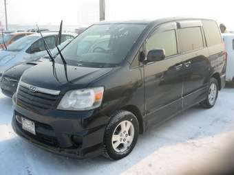 2002 Toyota Noah Photos