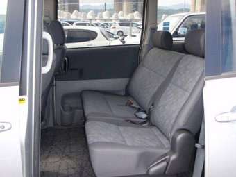 2002 Toyota Noah Photos