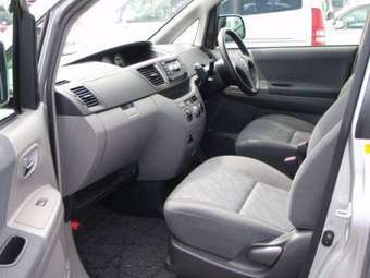 2002 Toyota Noah Photos