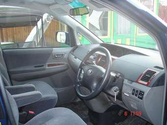 2002 Toyota Noah Pictures