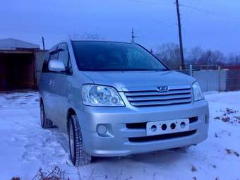 2002 Toyota Noah Photos