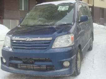 2002 Toyota Noah Photos