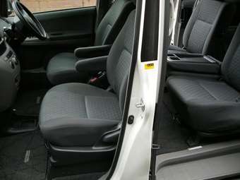 2002 Toyota Noah Photos