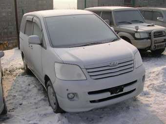 2002 Toyota Noah Pictures