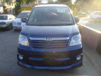 2002 Toyota Noah Photos