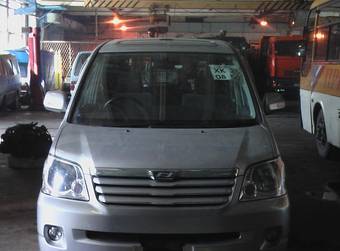 2002 Toyota Noah Photos