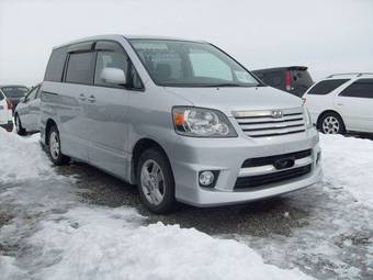 2002 Toyota Noah Photos