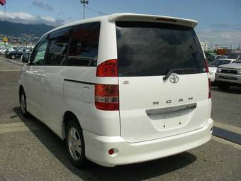 2002 Toyota Noah Photos