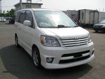 2002 Toyota Noah Photos