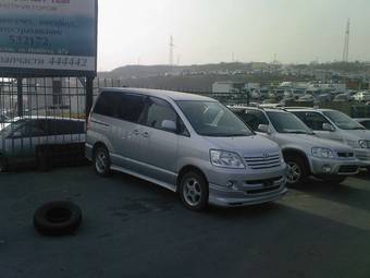 2002 Toyota Noah Photos