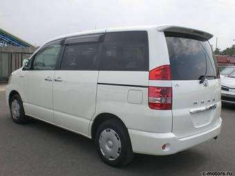 2002 Toyota Noah Photos